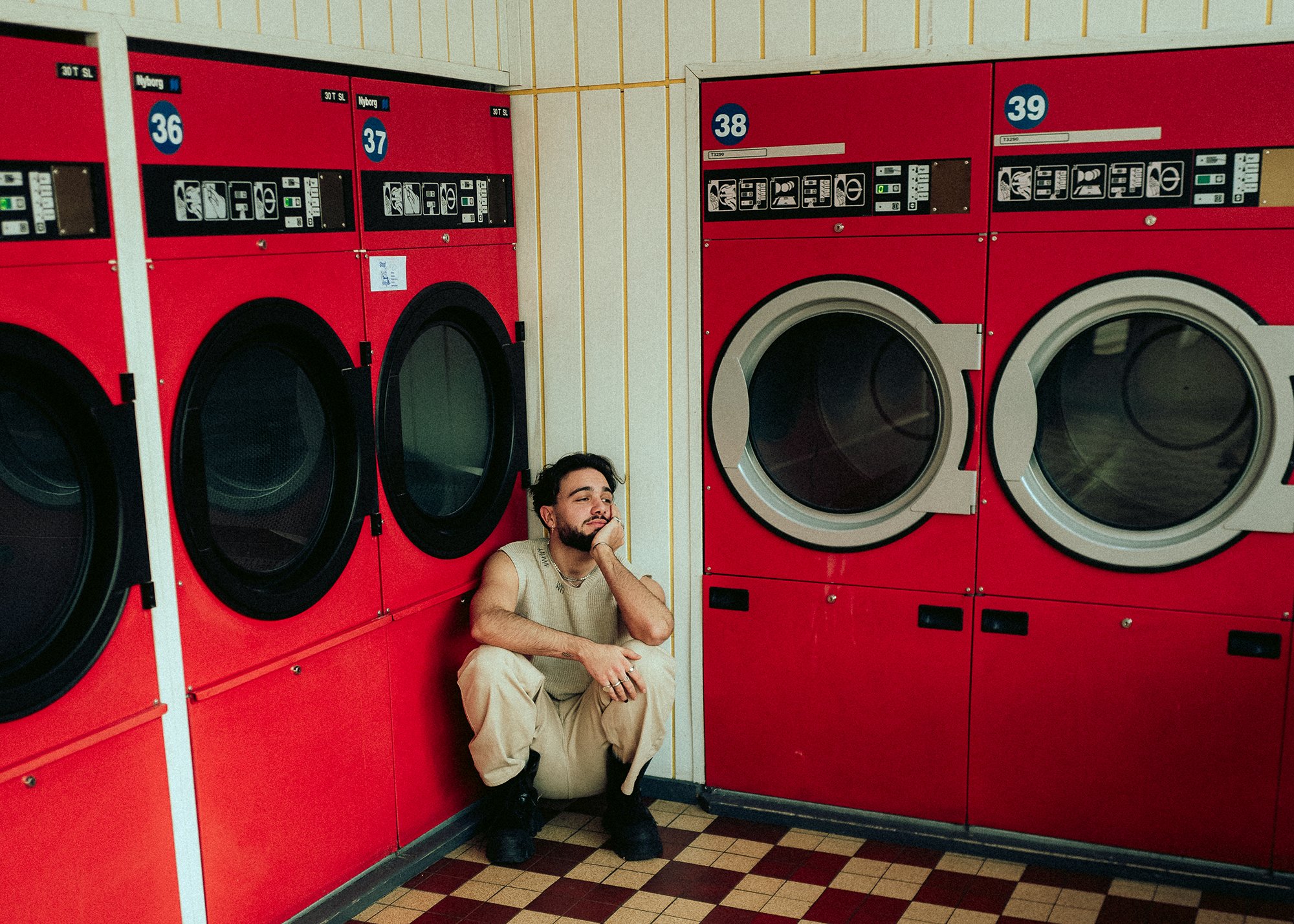 ELEHA veröffentlicht neue Single "Diebstahl" als Dankeschön